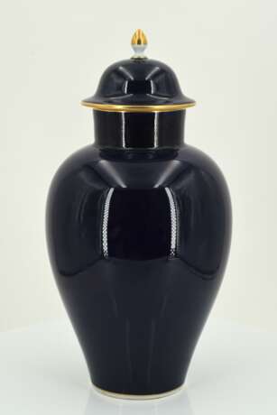 Porcelain snake handle vase and small lidded vase with cobalt blue fond - Foto 7