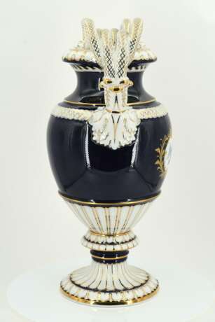 Porcelain snake handle vase and small lidded vase with cobalt blue fond - photo 12