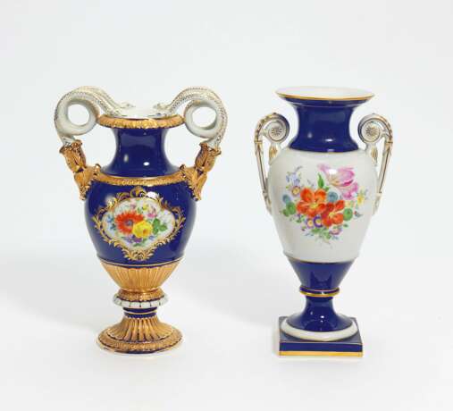 Small porcelain snake handle vase with cobalt blue fond - фото 1