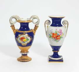 Small porcelain snake handle vase with cobalt blue fond