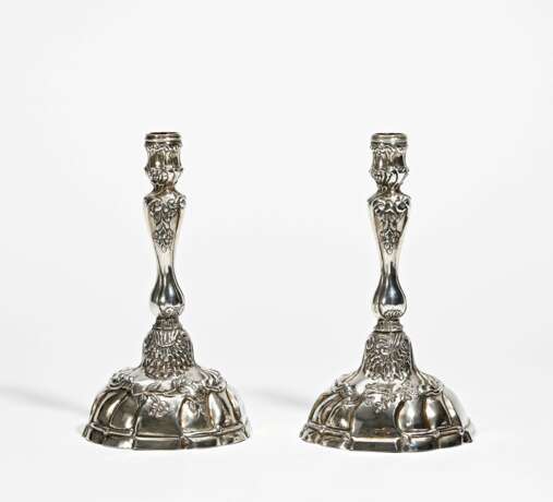 Pair of candlesticks with vine and flower décor - photo 1