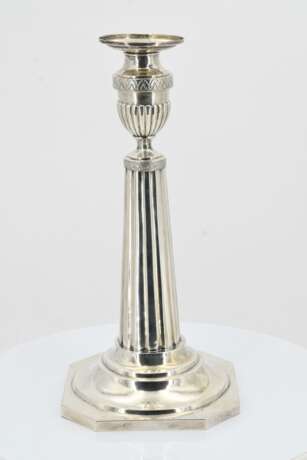 Pair of large candlesticks with fluted shafts - Foto 2