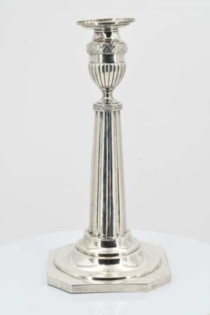 Pair of large candlesticks with fluted shafts - Foto 5