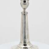 Pair of large candlesticks with fluted shafts - Foto 6