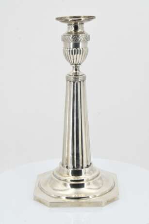 Pair of large candlesticks with fluted shafts - Foto 11