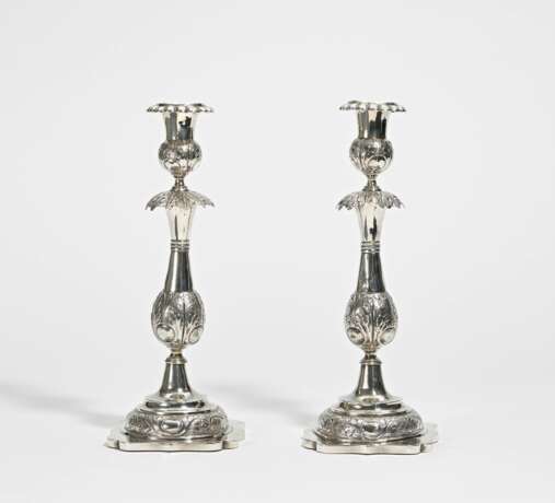 Pair of candlesticks with leaf collar - Foto 1