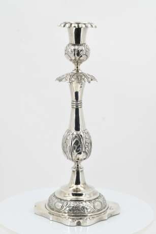 Pair of candlesticks with leaf collar - фото 11