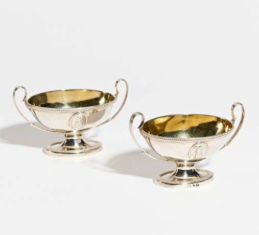 Pair of footed Victoria salt cellars with medallions - Foto 1