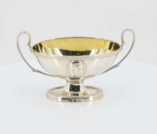 Pair of footed Victoria salt cellars with medallions - фото 2