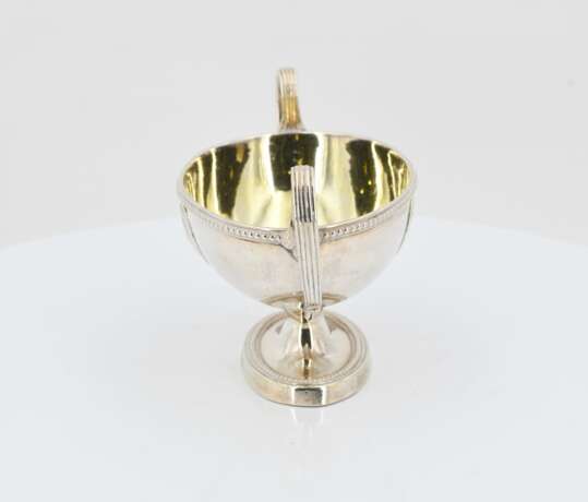 Pair of footed Victoria salt cellars with medallions - Foto 3