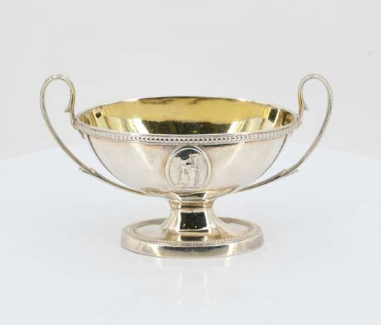 Pair of footed Victoria salt cellars with medallions - Foto 10
