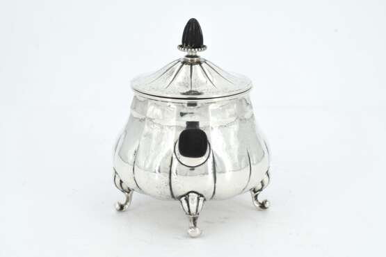Three-piece silver coffee service with martelée surface - Foto 17