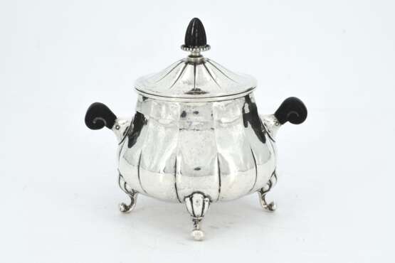 Three-piece silver coffee service with martelée surface - photo 18