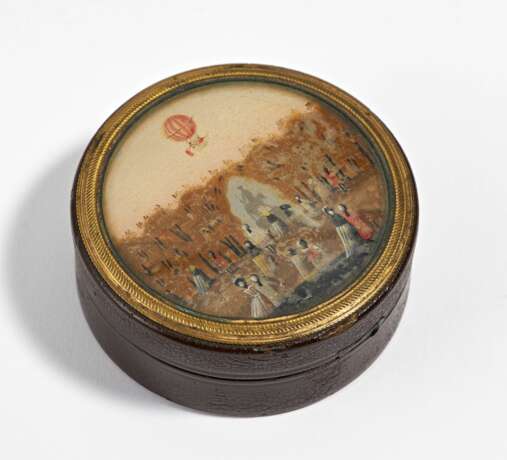 Small round box with Mongolfière over park with equestrian statue - Foto 1