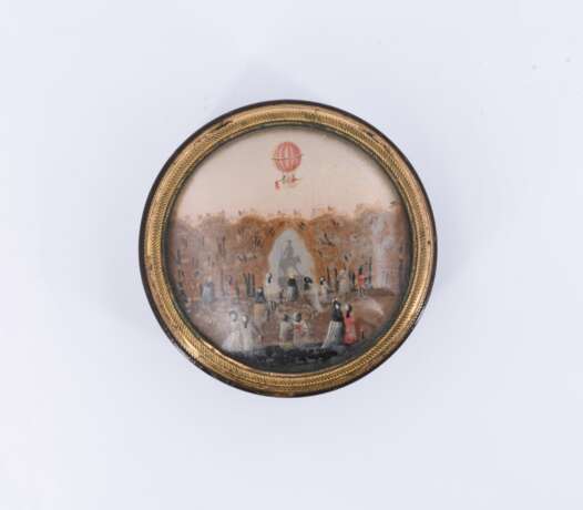 Small round box with Mongolfière over park with equestrian statue - фото 4