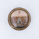 Small round box with Mongolfière over park with equestrian statue - photo 4