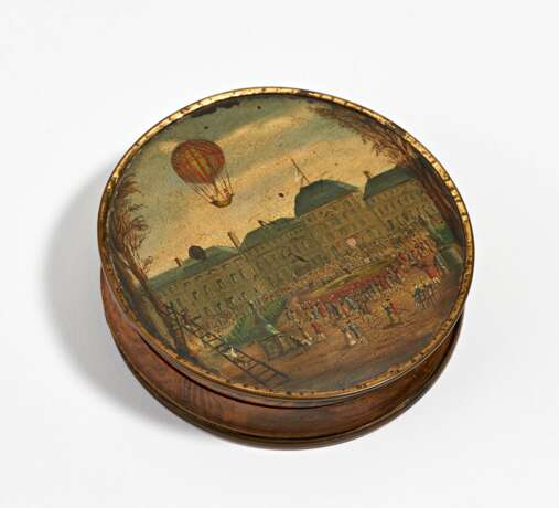 Round box depicting the hydrogen balloon flight on Dec. 1st 1783 over the Tuileries in Paris - фото 2