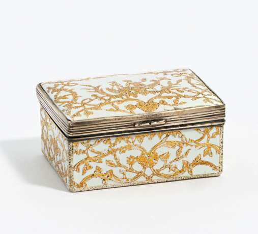 Snuff box with gold décor - photo 1