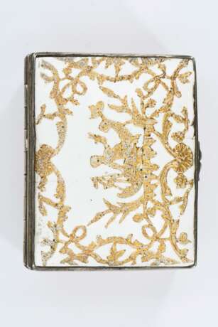 Snuff box with gold décor - фото 2
