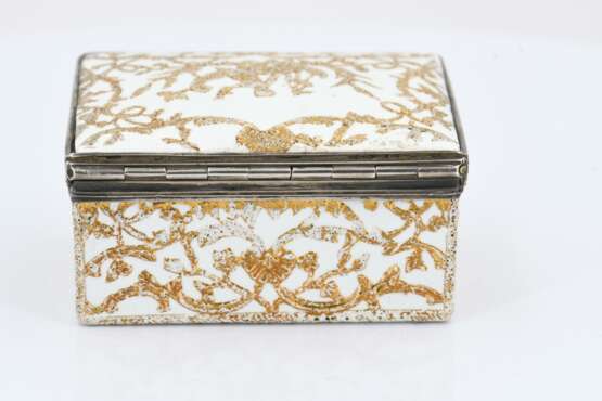 Snuff box with gold décor - фото 7