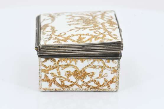 Snuff box with gold décor - фото 8