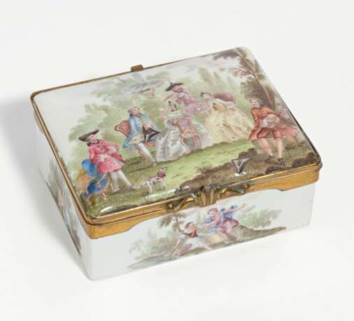 Enamel snuff box with Watteau scenes - photo 1