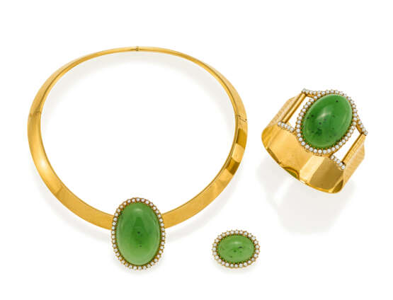 Nephrite-Pearl-Set: Necklace, Bangle and Brooch - photo 1