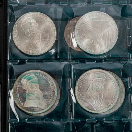 Konvolut von Münzen und Medaillen, insbesondere BRD 5 DM - Foto 3