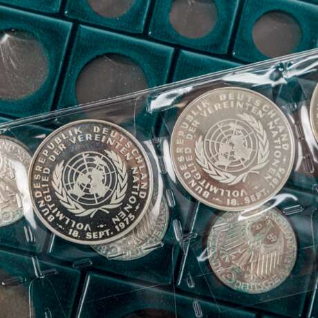 Konvolut von Münzen und Medaillen, insbesondere BRD 5 DM - Foto 11