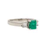 Ring mit Smaragd ca. 1,0 ct und 2 Diamanten im Princessschliff zus. ca. 0,30 ct - photo 1