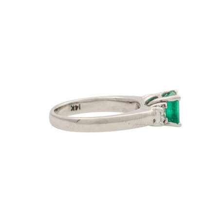 Ring mit Smaragd ca. 1,0 ct und 2 Diamanten im Princessschliff zus. ca. 0,30 ct - фото 3