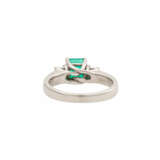 Ring mit Smaragd ca. 1,0 ct und 2 Diamanten im Princessschliff zus. ca. 0,30 ct - Foto 4