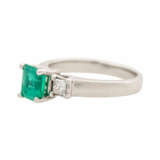 Ring mit Smaragd ca. 1,0 ct und 2 Diamanten im Princessschliff zus. ca. 0,30 ct - photo 5