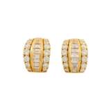 Ohrringe mit 18 Diamantbaguettes und 28 Brillanten, zus. ca. 6,2 ct - Foto 1