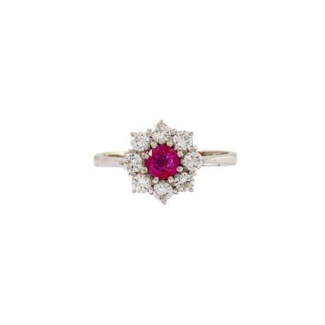 Ring mit Rubin und Brillanten zus. ca. 0,54 ct, - photo 2