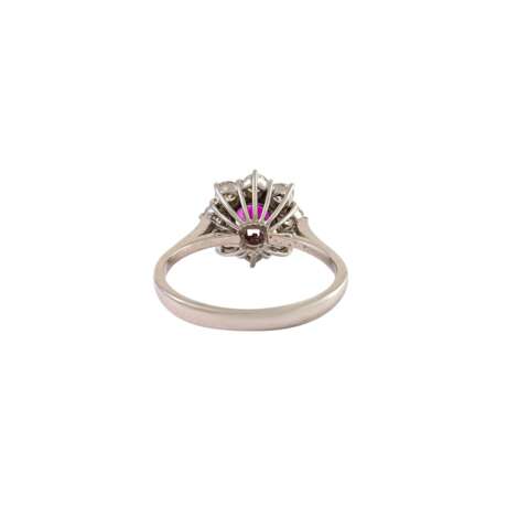 Ring mit Rubin und Brillanten zus. ca. 0,54 ct, - Foto 4