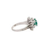 Ring mit Smaragd und Diamanten von zus. ca. 1 ct, - Foto 3