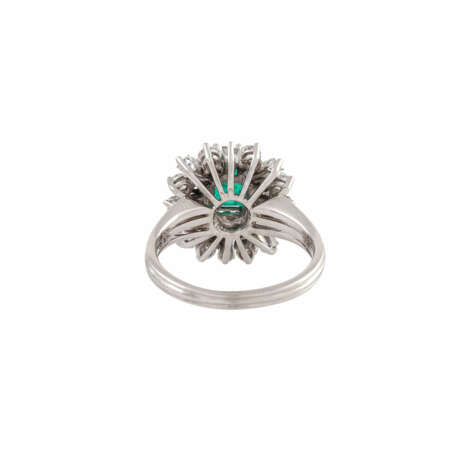 Ring mit Smaragd und Diamanten von zus. ca. 1 ct, - Foto 4