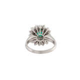 Ring mit Smaragd und Diamanten von zus. ca. 1 ct, - Foto 4