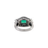 Ring mit Smaragd und Brillanten, ca. 1 ct, - photo 4