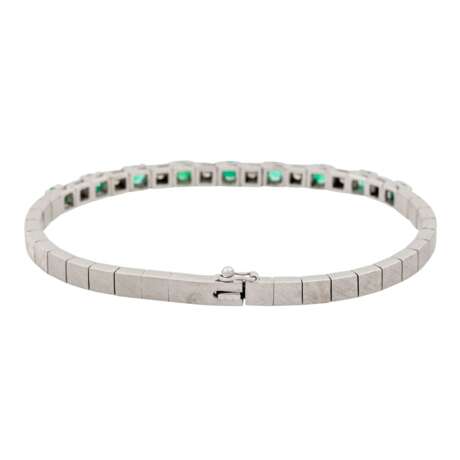 Armband mit Smaragden und Diamanten zus. ca. 0,16 ct, - photo 2