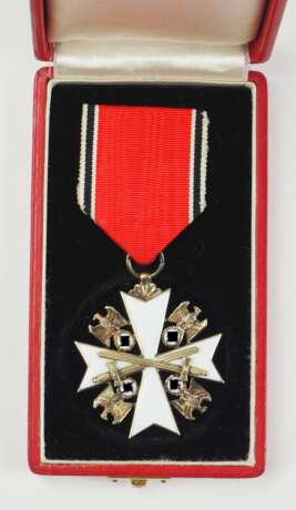 Deutscher Adler Orden, 2. Modell (1939-1945), Verdienstkreuz 3. Stufe, (ab 1943 5. Klasse), mit Schwertern, im Etui. - photo 2