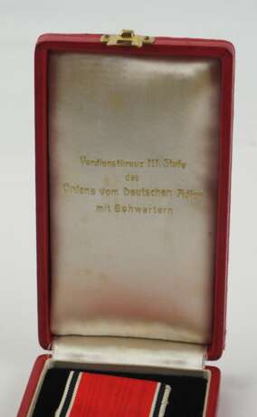 Deutscher Adler Orden, 2. Modell (1939-1945), Verdienstkreuz 3. Stufe, (ab 1943 5. Klasse), mit Schwertern, im Etui. - Foto 3