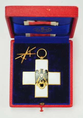 Ehrenzeichen vom Deutschen Roten Kreuz, 3. Modell (1937-1939), Kreuz 2. Klasse, im Etui. - photo 2