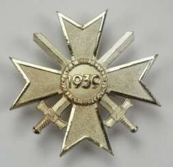 1957: Kriegsverdienstkreuz, 1. Klasse mit Schwertern.