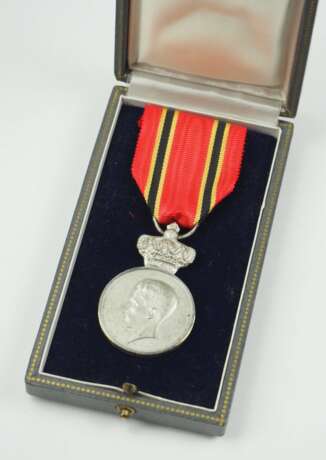 Belgien: Medaille für Mitarbeiter am königlichen Hof, Baudouin I. (1953-1993), für Ausländer, 2. Klasse, im Etui. - photo 1