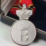 Belgien: Medaille für Mitarbeiter am königlichen Hof, Baudouin I. (1953-1993), für Ausländer, 2. Klasse, im Etui. - Foto 3