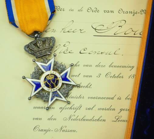 Niederlande: Oranien-Nassau-Orden, Ritterkreuz 2. Klasse, im Etui, mit Urkunde für einen Vize-Konsul. - photo 2