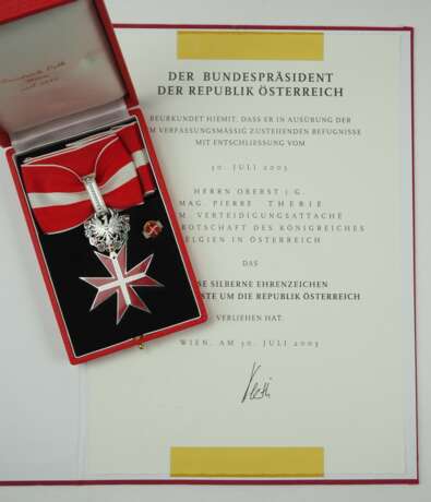 Österreich: Großes Silbernes Ehrenzeichen, im Etui, mit Urkunde für einen Oberst i.G. und Verteidigungsattaché. - Foto 1