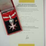 Österreich: Großes Silbernes Ehrenzeichen, im Etui, mit Urkunde für einen Oberst i.G. und Verteidigungsattaché. - фото 1